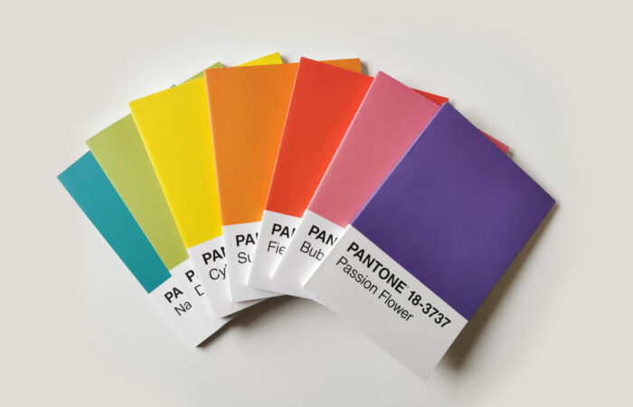 ein Stapel Notizbücher in bunten Pantone-Farben